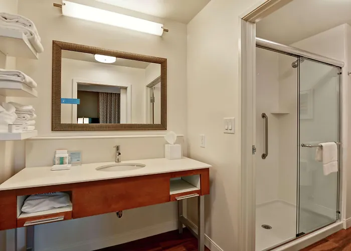 Hampton & Charleston Airport Hotel 3*